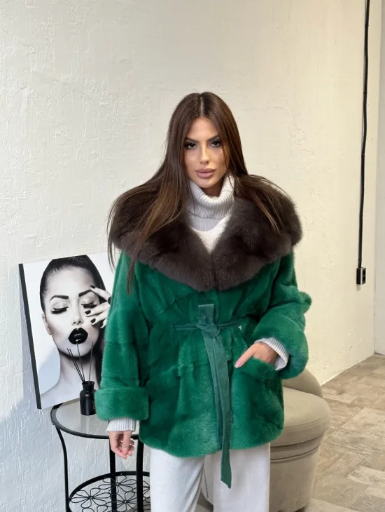 Норковое пончо с капюшоном в цвете изумруд - фото 2