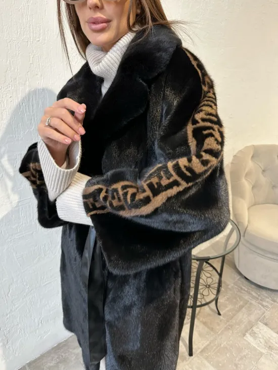 Черная плюшевая норковая шуба с принтом на рукавах - фото 3