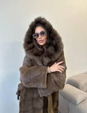 Удлиненная норковая шуба с капюшоном куница - цвет соболь - фото 1