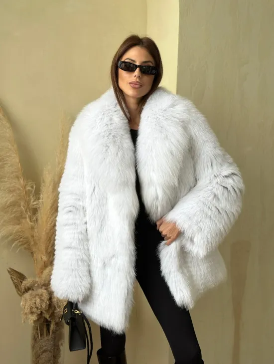 Шуба из меха белой лисы - фото 5