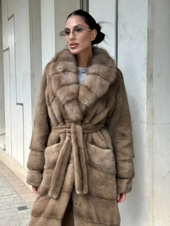 Шуба норковая с воротником из меха куницы в цвете пастель - фото 1